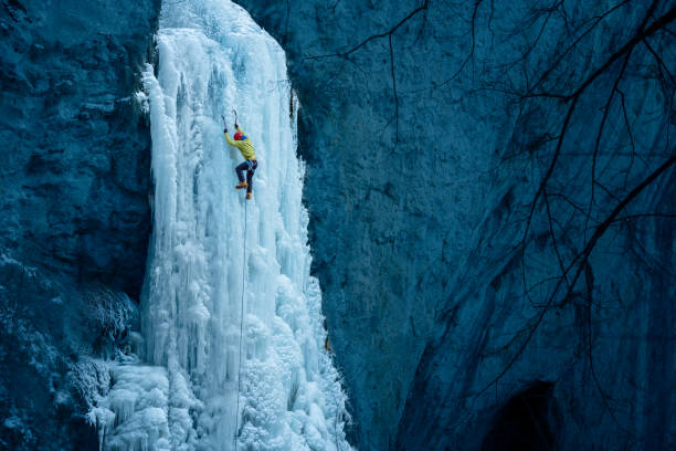 fuerte escalador de hielo - ice climbing fotografías e imágenes de stock