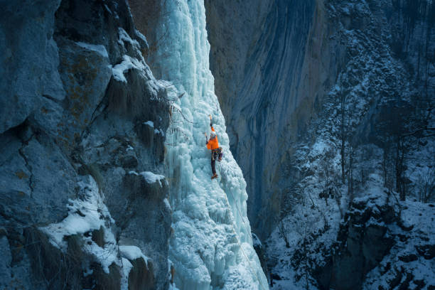 forte escalador de gelo - ice climbing - fotografias e filmes do acervo