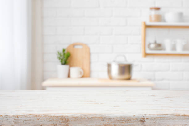 ぼやけた台所用品と家具のインテリアの背景を持つ木製のカウンタートップ - キッチン ストックフォトと画像