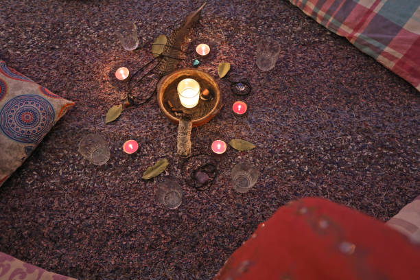 샤머니즘 의식을위한 꽃 양초, 깃털, 팔로 산토, 베이 잎 및 베개로 설정된 생 카카오 - ceremony 뉴스 사진 이미지