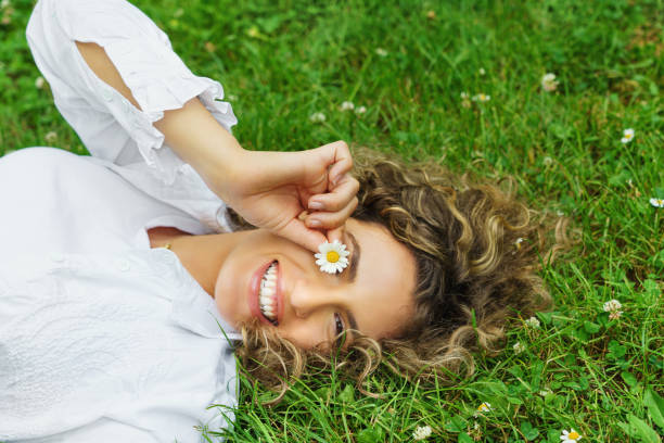 かわいい笑顔の女の子リラックス屋外 - nature curly hair smiling human face ストックフォトと画像