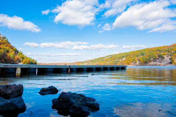 cores de outono no devils lake state park , vista da trilha tumbled rocks em wisconsin, centro-oeste dos eua. - devils lake - fotografias e filmes do acervo