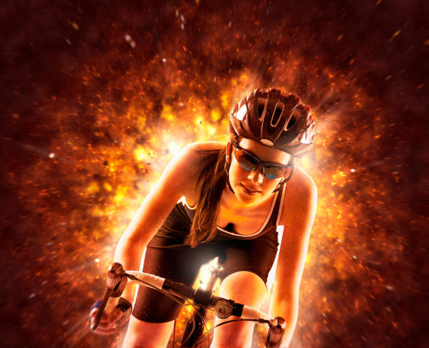ロードバイクでレースをしている�女性サイクリストが劇的な爆発から爆発 - racing bicycle bicycle cycling yellow ストックフォトと画像