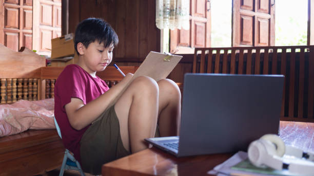 los niños asiáticos disfrutan del tiempo libre practicando dibujo a lápiz en casa durante las vacaciones escolares. concepto de kid creators - little boys measuring expressing positivity intelligence fotografías e imágenes de stock