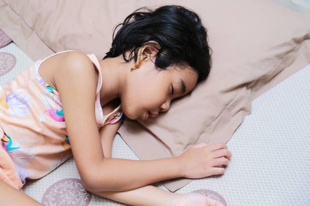 Asian kid sleeping soundly in her bed Asian kid sleeping soundly in her bed keluarga stock pictures, royalty-free photos & images