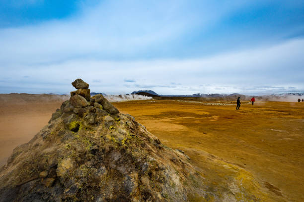 пар, выходящий из бурлящих грязевых ям в активной геологической зоне в исландии - 5084 стоковые фото и изображения