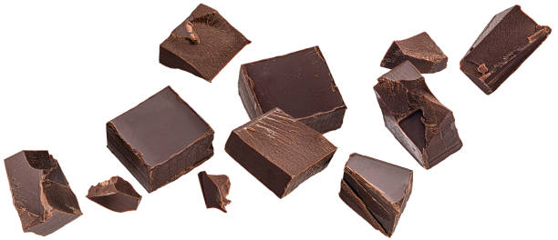 caída de trozos de chocolate aislados sobre fondo blanco - chocolate candy fotos fotografías e imágenes de stock