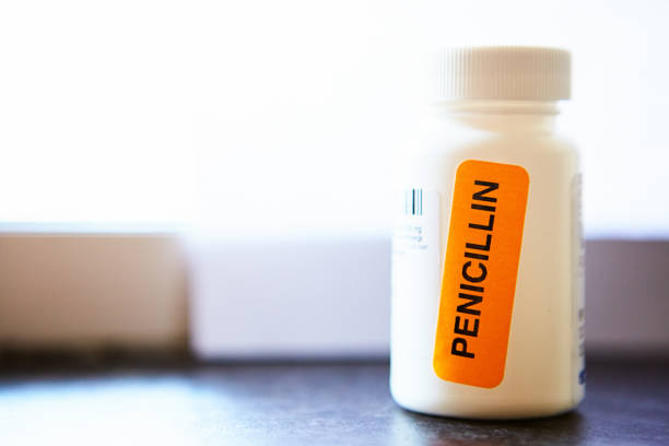 pillenflasche mit antibiotika mit orangefarbenem aufkleber warnung vor penicillin im falle einer allergie - antibiotikum stock-fotos und bilder