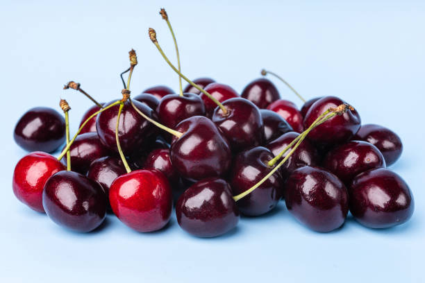 succo e ciliegia fresca - sour cherry foto e immagini stock