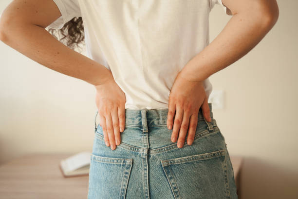 attractive woman feel backache spine pain because of uti pyelonephritis disease. kidney infection pyelonephritis urinary tract infection. - lower back pain imagens e fotografias de stock