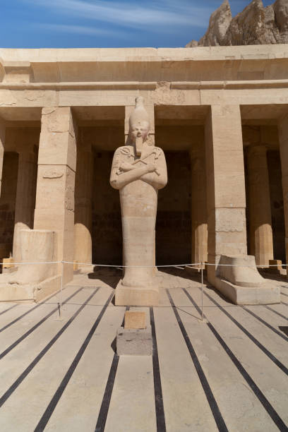 posąg ozyryda w świątyni królowej hatszepsut. luxor. egipt. - luxor africa archaeology architecture zdjęcia i obrazy z banku zdjęć