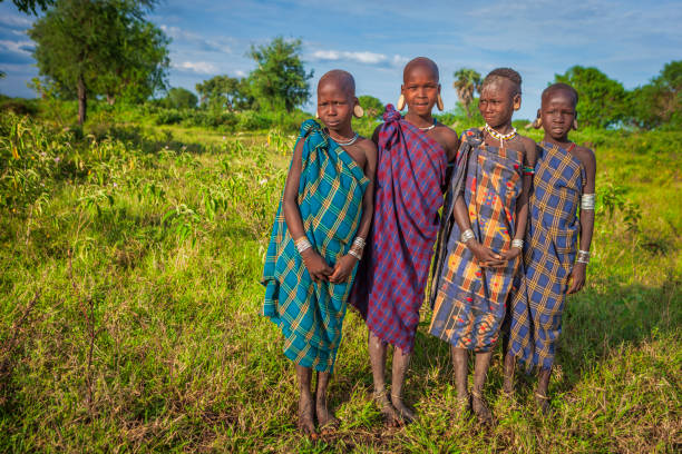 молодые девушки из племени мурси, эфиопия, африка - africa ethiopia indigenous culture african tribal culture стоковые фото и изображения