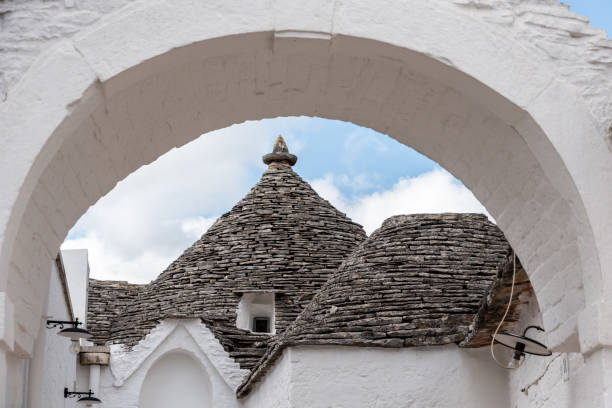 tipico tetto in pietra pillata di un trullo ad alberobello, sud italia - pilled foto e immagini stock