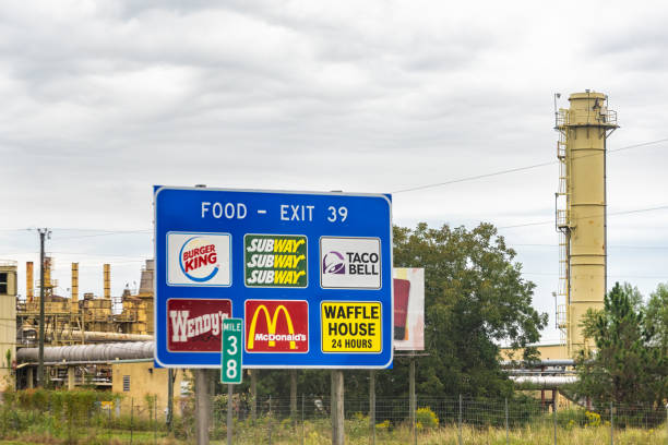 vista del cartello interstate i-75 per i ristoranti fast food in georgia con burger king e mcdonalds e sfondo del centro di riciclaggio industriale sunbelt - big day out foto e immagini stock