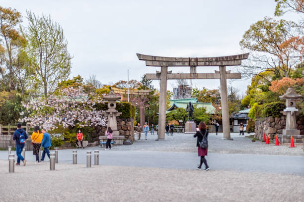 pessoas andando em terrenos de castelo e hokoku shinto shrine e torii gate à noite por árvores de cerejeira - toyotomi hideyoshi - fotografias e filmes do acervo