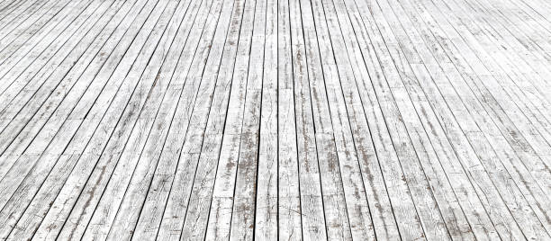 un viejo pavimento de madera pintado de blanco en un día soleado. foto en perspectiva con enfoque selectivo - old plank outdoors selective focus fotografías e imágenes de stock