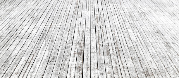 старая деревянная мостовая, окрашенная в белый цвет в солнечный день. фотография в перспективе с селективным фокусом - old plank outdoors selective focus стоковые фото и изображения