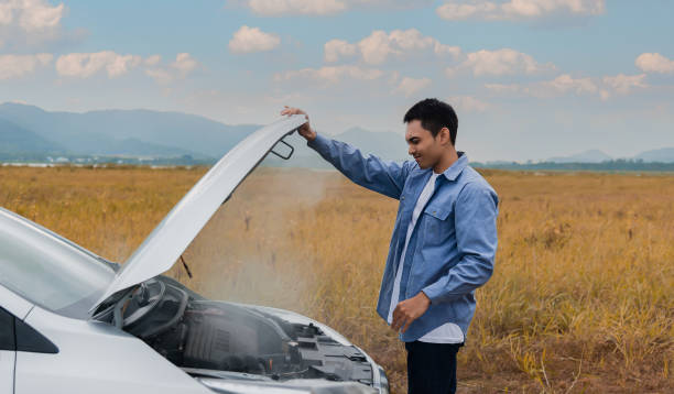 carro superaquecido e motor quebrado com vapor do radiador quebrado e fumaça de óleo quente sob o capô. - fotos de carros quebrados e - imagens