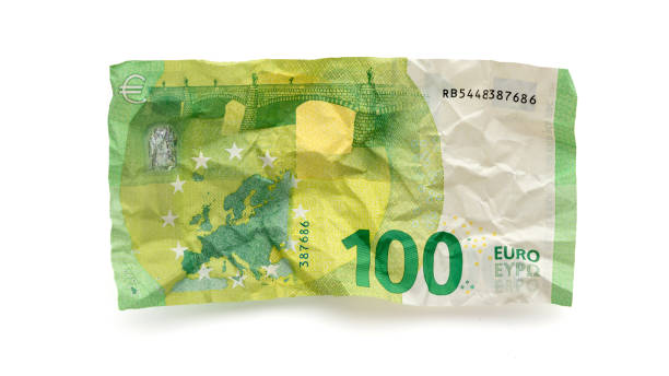 흰색 배경에 구겨진 € 100 노트 - european union euro note european union currency paper currency euro symbol 뉴스 사진 이미지