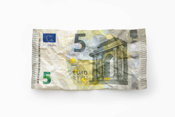 banconota da €5 accartocciata su sfondo bianco - european union coin one euro coin one euro cent coin foto e immagini stock