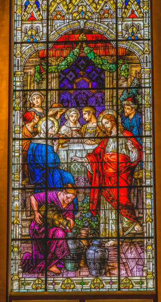 jesus mudando vinho da água vitralam igreja gesu miami florida - stained glass jesus christ water wine - fotografias e filmes do acervo