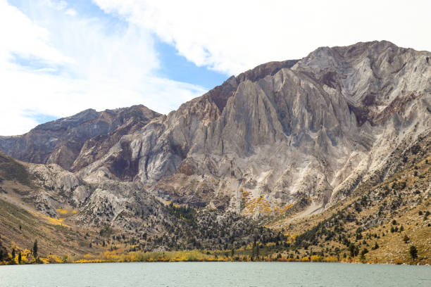 convict lak in mono county,  california - convict lake imagens e fotografias de stock