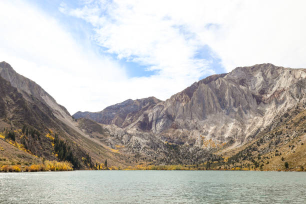 convict lak in mono county,  california - convict lake imagens e fotografias de stock