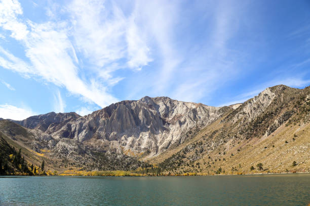 カリフォルニア州モノ郡の囚人ラック - convict lake ストックフォトと画像