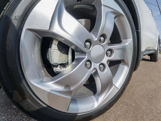 Alloy car wheel disk with tire, wide lens close up view. Fish eye artistic view of vehicle tyre with rim and brakes. Repair, automobile maintenance, auto service and road side assistance concept. disco de llanta de aleación del automóvil con neumático, vista de cerca de lente ancha. vista artística ojo de pez del neumático del vehículo con llanta y frenos. concepto de reparación, mantenimiento de automóviles, servicio de automóviles y asis