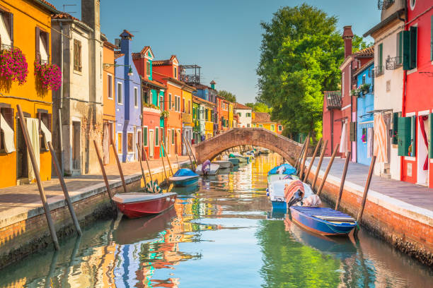colorida isla de burano en la laguna veneciana, al norte de italia - venecia italia fotografías e imágenes de stock