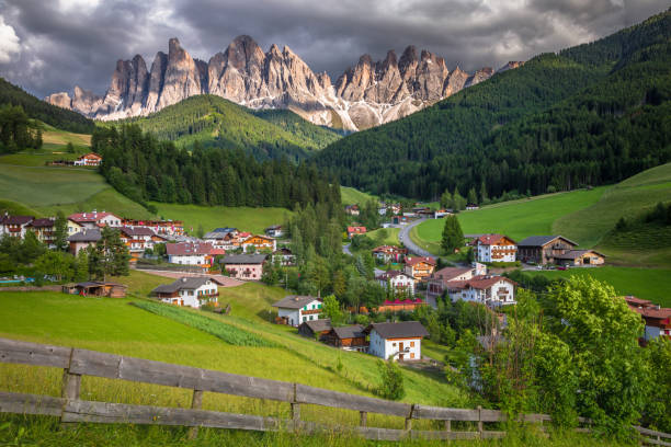 vila de santa magdalena em funes valley, dolomitas, norte da itália - val pusteria - fotografias e filmes do acervo