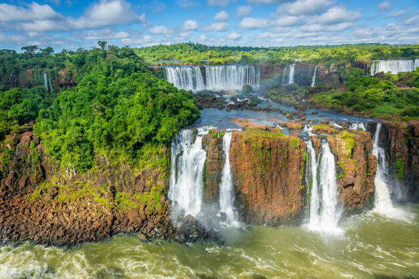 cataratas del iguazú en el sur de brasil, américa del sur - exotic location fotografías e imágenes de stock