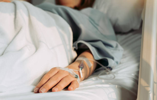 asian woman lying sick in hospital. - bed stockfoto's en -beelden