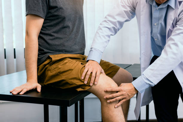 istock Asian physiotherapists are checking patients' knees. 1406824373