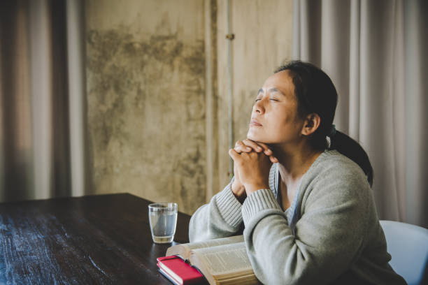 ręka kobiety modlitwy - reading religious text black bible zdjęcia i obrazy z banku zdjęć