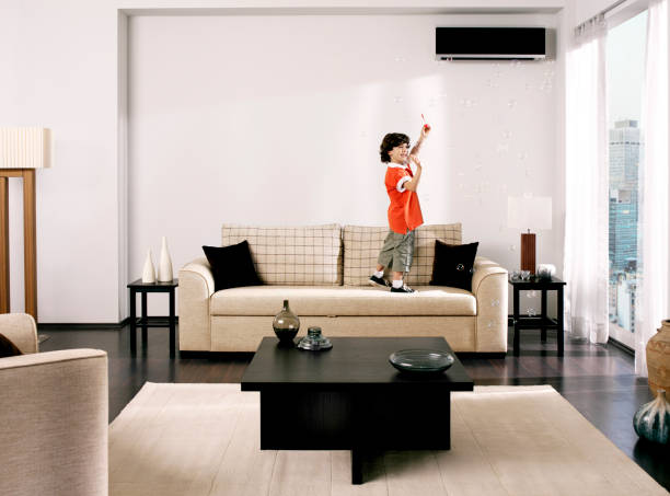 ソファで遊ぶ子供 - domestic life jumping child sofa ストックフォトと画像