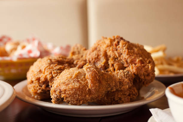 pasto di pollo fritto in stile ristorante - pollo fritto foto e immagini stock