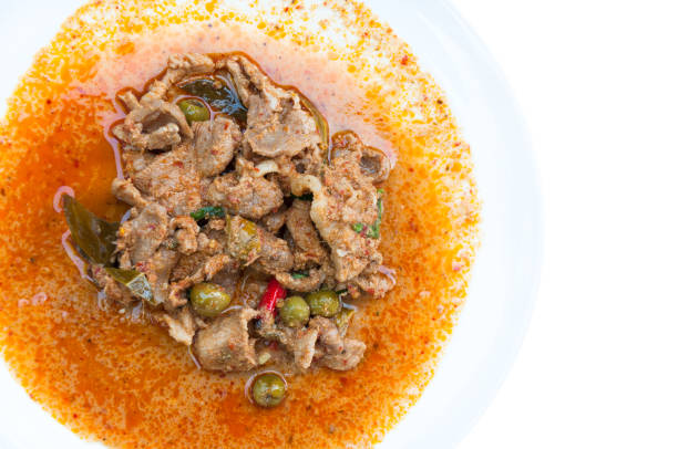 curry rouge au porc et au lait de coco (panaeng) sur plat blanc isolé sur fond blanc délicieux et célèbre cuisine thaïlandaise - panang curry photos et images de collection