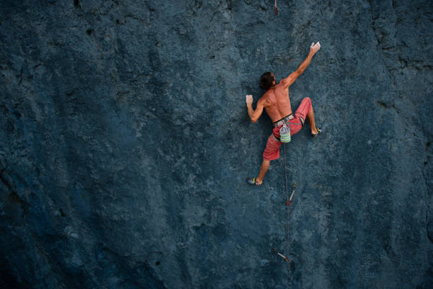 técnica de escalada - extreme sports risk high up sport fotografías e imágenes de stock