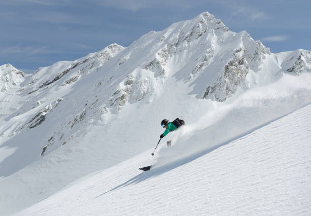 schneller alpiner skifahrer - ski alpine skiing skiing snow stock-fotos und bilder