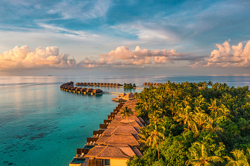 Vista aérea del complejo de lujo en Maldivas photo
