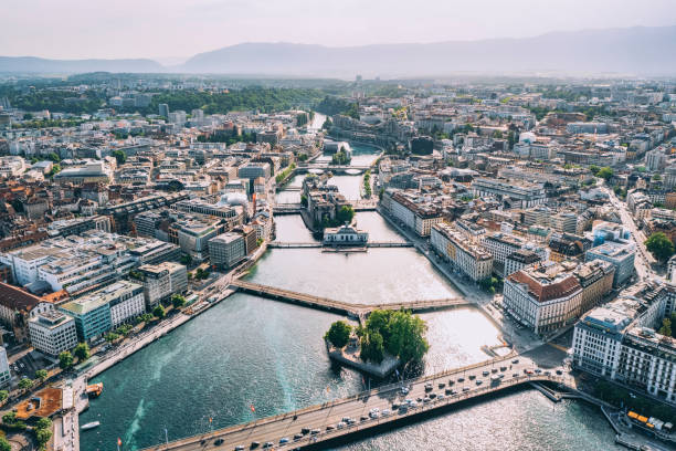 vista aérea do centro de genebra, cidade na suíça - lake geneva - fotografias e filmes do acervo