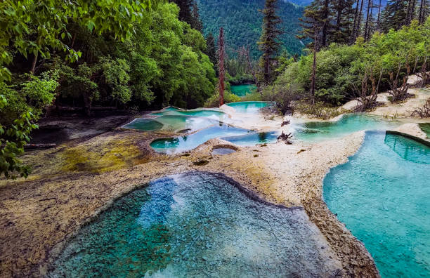 piscina de calcificação natural de huanglong - huanglong - fotografias e filmes do acervo