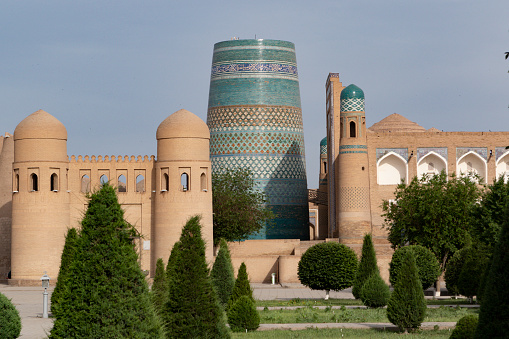 Minarete kalta menor y murallas de la ciudad en Jiva, Uzbekistán, Asia Central photo