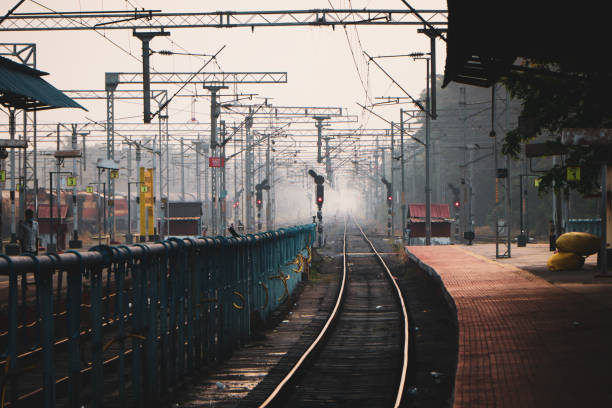 железнодорожный вокзал с туманом по утрам - elevated railtrack стоковые фото и изображения
