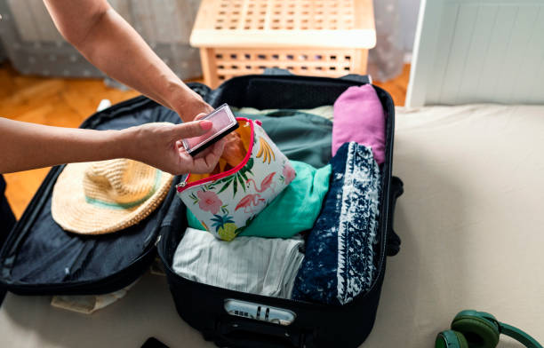 maleta de embalaje para viajar - cosmetic bag fotografías e imágenes de stock