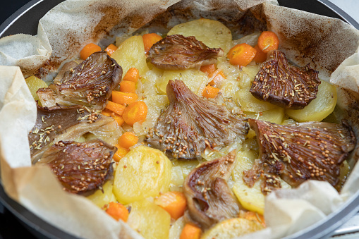 Oyster mushrooms with mustard and potatoes... delicious baked in the oven. Healthy eating from Spain.