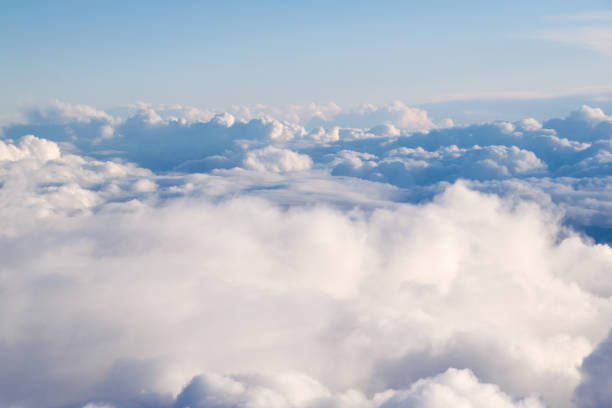 vista de cima das nuvens da janela do avião - cloud sky white aerial view - fotografias e filmes do acervo