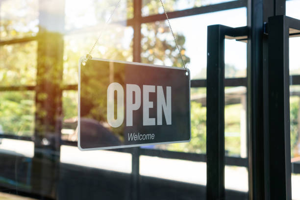 cartel abierto que cuelga frente a la cafetería o restaurante. firmar con la redacción bienvenido cliente. servicio de negocios y concepto de comida. - open sign fotografías e imágenes de stock