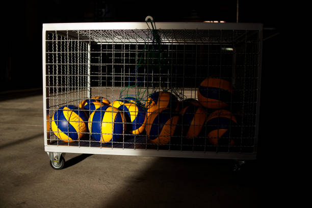 las pelotas de voleibol en el carro de malla de alambre - volley kick fotografías e imágenes de stock